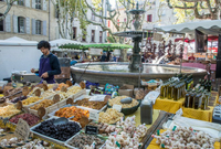Az Uzès-i piac a Place aux Herbes téren