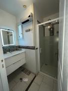 Chambre-1 parentale du Palmier de Mira - douche et lavabo