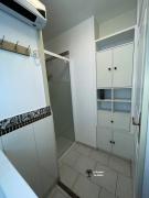 Chambre-1 parentale du Palmier de Mira - douche et placard