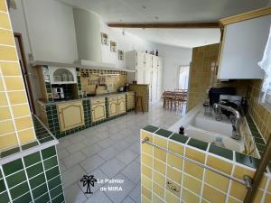 Grande cuisine toute équipée avec grande table à manger