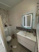 WC et lavabo privatifs de la Chambre 1 parentale du Palmier de Mira