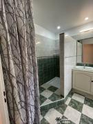 Douche avec marche de la Salle de Bain et de douche du Palmier de Mira