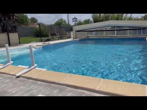 MiraVacances - Piscine sécurisée avec siège à remous au soleil