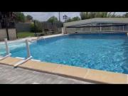 MiraVacances - Piscine sécurisée avec siège à remous au soleil