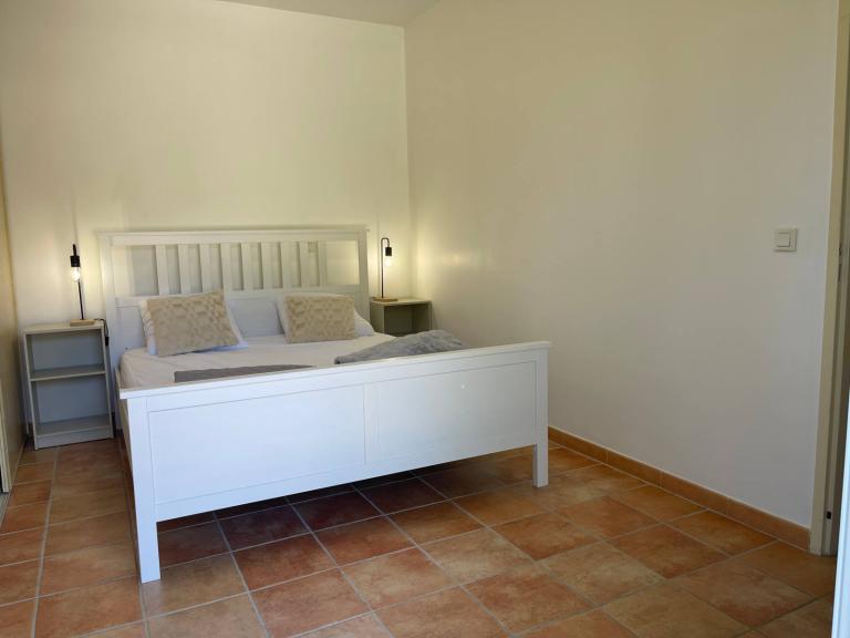 Chambre du rez-de-chaussée du gîte l'Olivier d'Alana avec 2 grands lits simples