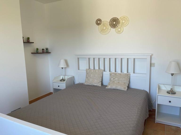 Chambre de l'Olivier d'Alana avec vue sur le côté du gîte en hauteur