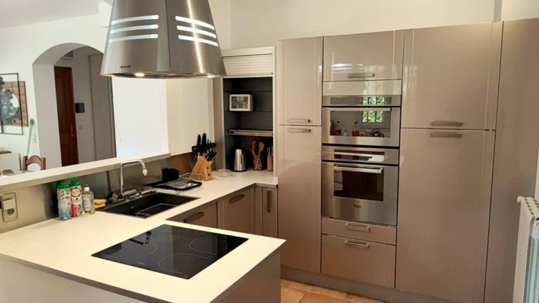 Cuisine ouverte de 12m2 avec toutes les facilités pour de grands et petits repas