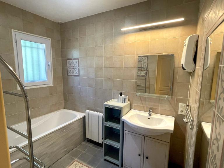 Salle de bain avec douche de l'étage